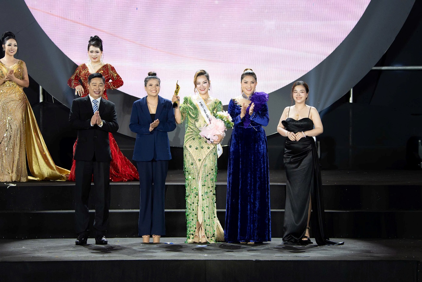 Image 5 from bai-2-chung-ket-hoa-hau-the-gioi-doanh-nhan-viet-nam-2026