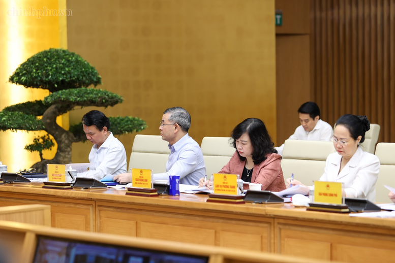 Thủ tướng: Ưu tiên nguồn lực cho những nhiệm vụ thiết yếu tác động trực tiếp đến đời sống người dân- Ảnh 10.