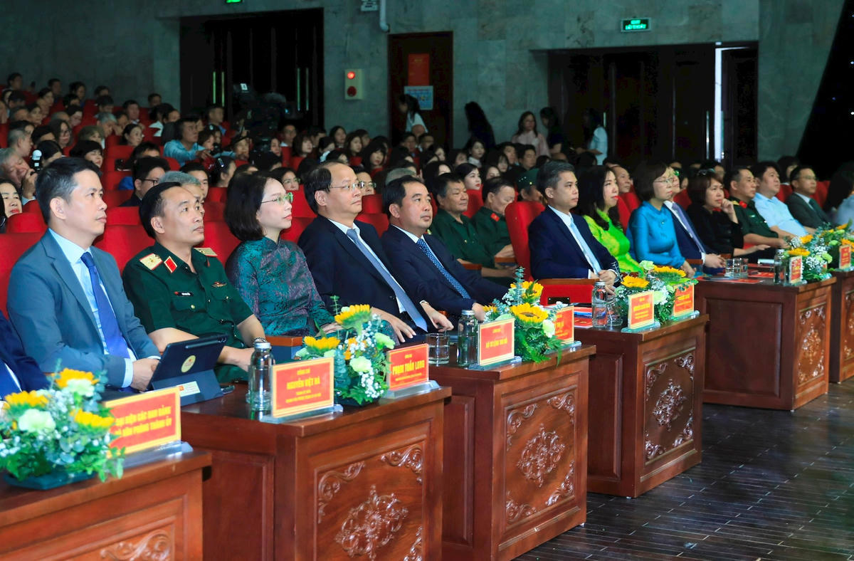 Các đồng chí lãnh đạo Trung ương, thành phố Hà Nội dự buổi lễ.