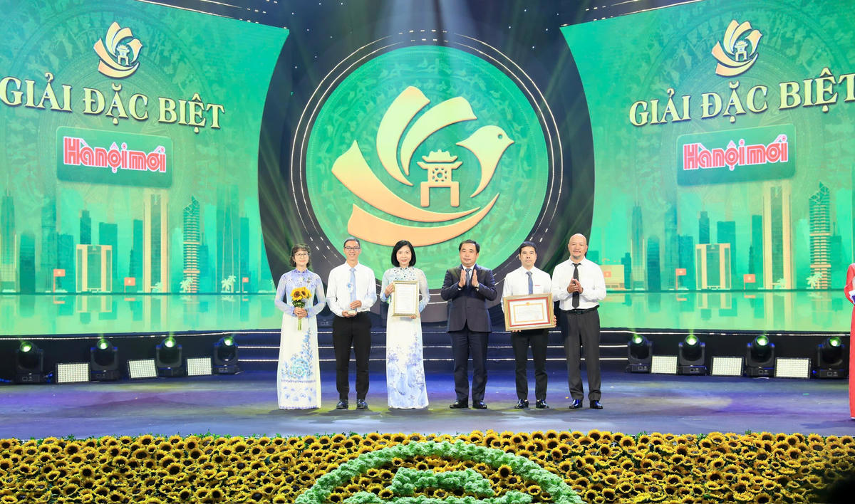 Bí thư Thành ủy Hà Nội Trần Đức Thắng trao giải Đặc biệt cho nhóm tác giả Cơ quan Báo và Phát thanh truyền hình Hà Nội. Ảnh: Đạt Lê