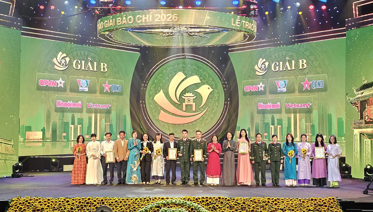 Tổng Giám đốc Thông tấn xã Việt Nam Vũ Việt Trang và Phó Chủ tịch UBND thành phố Hà Nội Vũ Thu Hà chúc mừng các nhóm tác giả giải B.