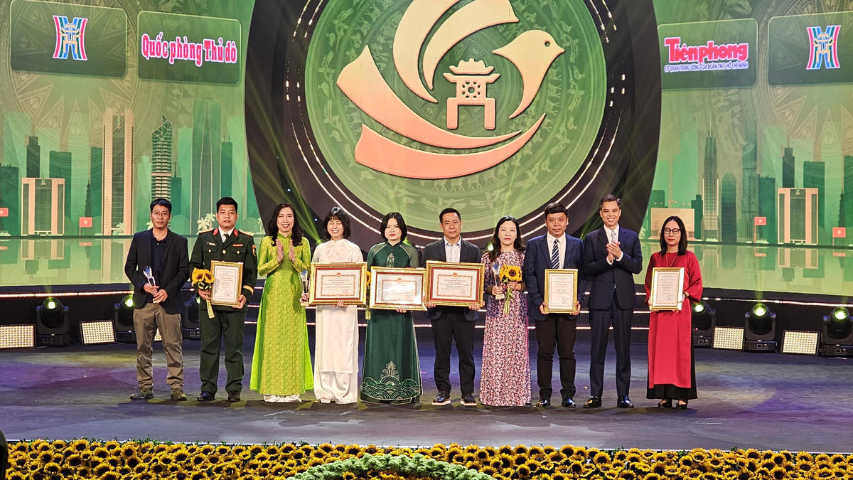 Phó Trưởng ban Tuyên giáo Trung ương Nguyễn Văn Chiến và Thứ trưởng Bộ Ngoại giao Lê Thị Thu Hằng chúc mừng các tác giả, nhóm tác giả giải A. Ảnh: Đạt Lê