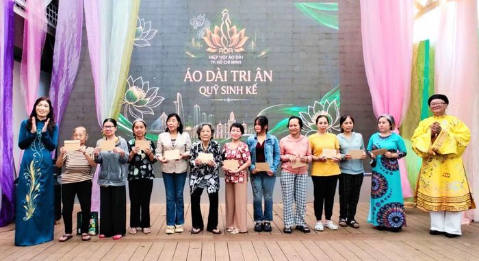 Đại diện Ban tổ chức trao hỗ trợ cho các nghệ nhân, thợ may có hoàn cảnh khó khăn.