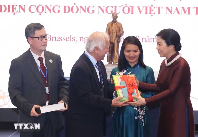 Tổng Bí thư, Chủ tịch nước Tô Lâm và Phu nhân gặp đại diện cộng đồng người Việt Nam tại châu Âu- Ảnh 5.