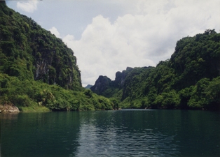 Sông Chày, đường vào hang Tối. Ảnh VNP