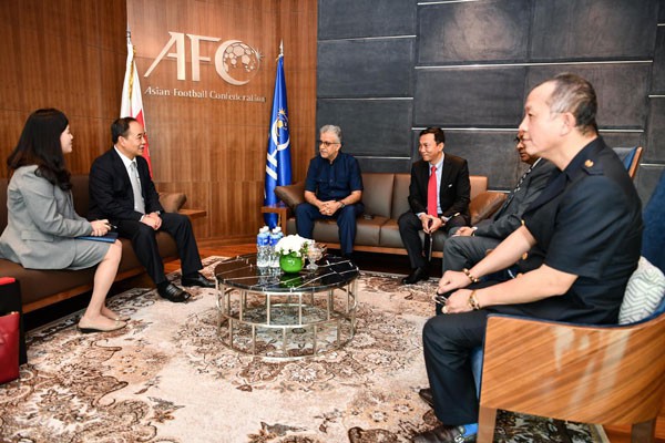 Chủ tịch VFF Lê Khánh Hải thăm và làm việc với Chủ tịch AFC - Ảnh 1.