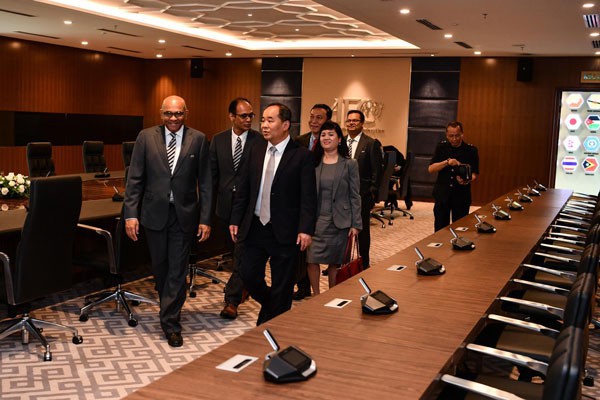 Chủ tịch VFF Lê Khánh Hải thăm và làm việc với Chủ tịch AFC - Ảnh 6.