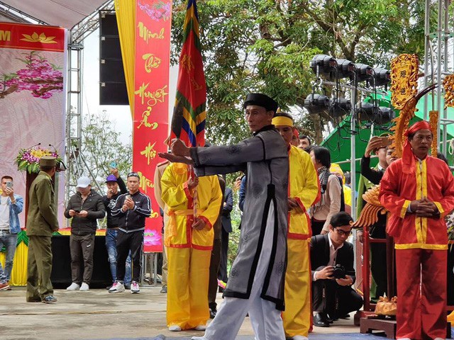 Giá như nhiều lễ hội đông mà vẫn miễn phí như ở Chùa Bà, đến Minh Thề mà người người nghìn nghịt rủ nhau đi - Ảnh 2.