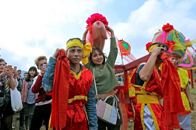 Đừng biến lễ thiêng thành trò lố lăng - Ảnh 3.