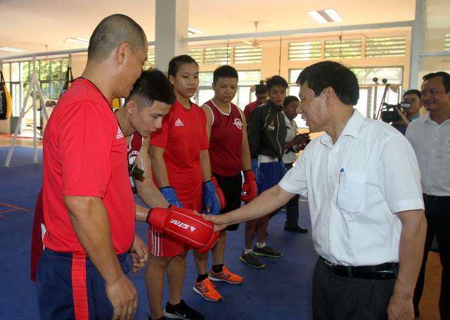 Bộ trưởng Nguyễn Ngọc Thiện thăm và làm việc tại Trung tâm Huấn luyện Thể thao Quốc gia TP.HCM - Ảnh 2.