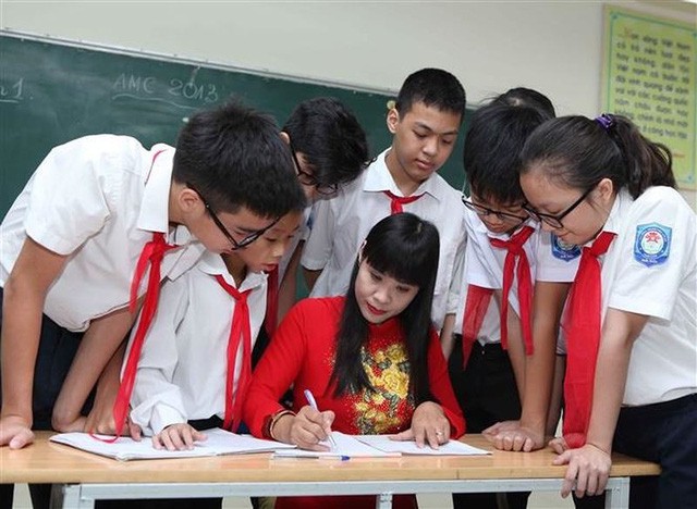 Bài 1: Đạo đức người giáo viên xuống cấp: Những con sâu làm rầu nồi canh - Ảnh 1.