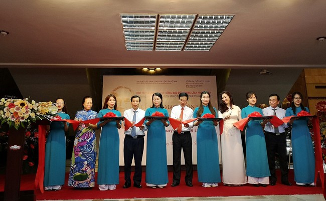 Khai mạc Triển lãm Những tấm gương bình dị mà cao quý - Ảnh 1.