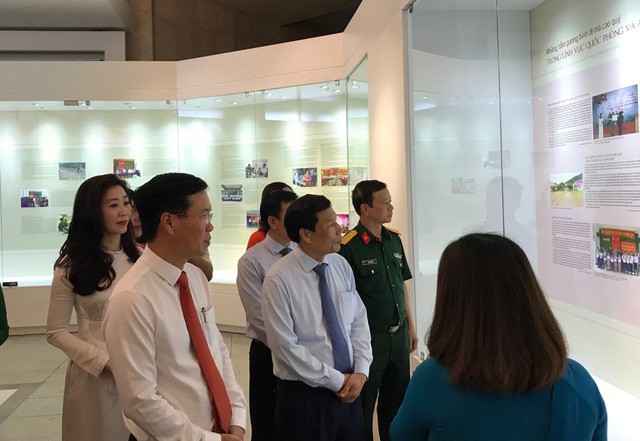 Khai mạc Triển lãm Những tấm gương bình dị mà cao quý - Ảnh 2.