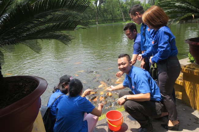 Đoàn Thanh niên Bộ VHTTDL dâng hương tưởng niệm Bác Hồ - Ảnh 2.