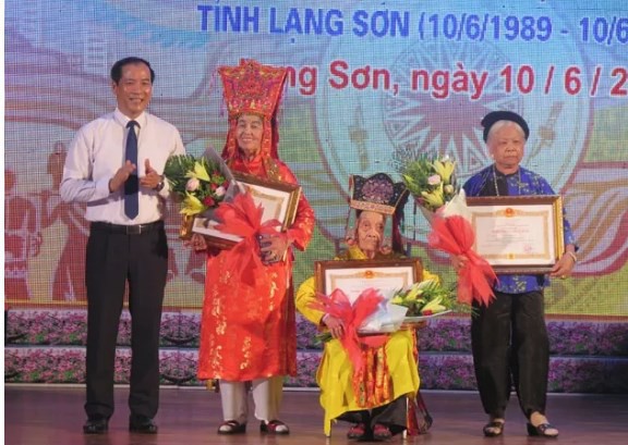 Lạng Sơn vinh danh các nghệ nhân trong lĩnh vực di sản văn hóa phi vật thể - Ảnh 1.