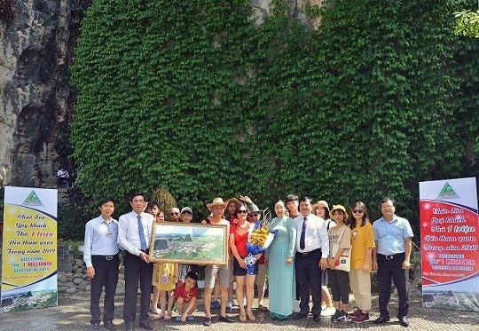 Khu du lịch Ngũ Hành Sơn đón vị khách thứ 1 triệu - Ảnh 1.