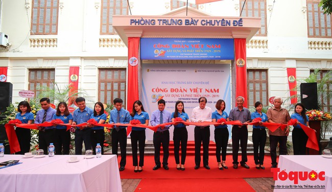 Khai mạc trưng bày 300 hiện vật, hình ảnh tái hiện 90 năm xây dựng và phát triển Công đoàn Việt Nam - Ảnh 1.
