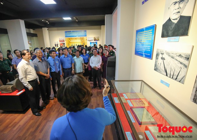 Khai mạc trưng bày 300 hiện vật, hình ảnh tái hiện 90 năm xây dựng và phát triển Công đoàn Việt Nam - Ảnh 3.