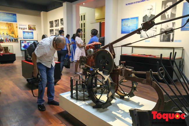Khai mạc trưng bày 300 hiện vật, hình ảnh tái hiện 90 năm xây dựng và phát triển Công đoàn Việt Nam - Ảnh 5.
