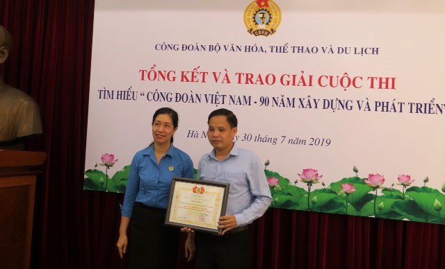 Trao giải cuộc thi tìm hiểu Công đoàn Việt Nam – 90 năm xây dựng và phát triển - Ảnh 1.