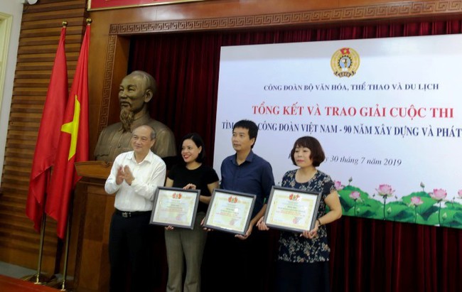 Trao giải cuộc thi tìm hiểu Công đoàn Việt Nam – 90 năm xây dựng và phát triển - Ảnh 2.