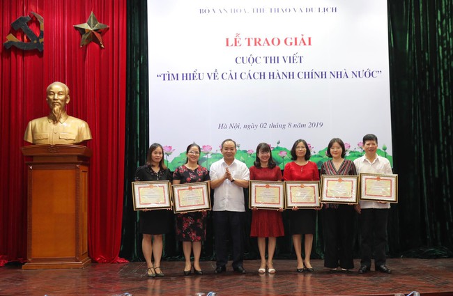 Trao giải Cuộc thi viết Tìm hiểu về cải cách hành chính nhà nước - Ảnh 2.
