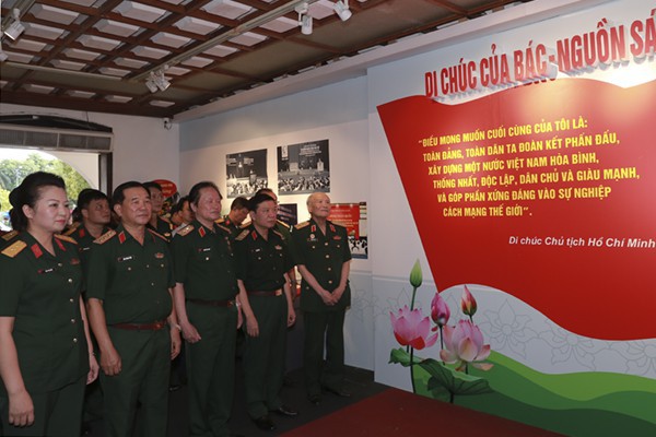 Triển lãm Di chúc của Bác - Nguồn sáng dẫn đường - Ảnh 1.