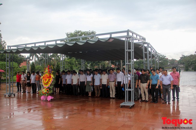Đảng ủy Bộ VHTTDL dâng hương tại Thành Cổ Quảng Trị và Nhà lưu niệm cố Tổng Bí thư Lê Duẩn - Ảnh 1.