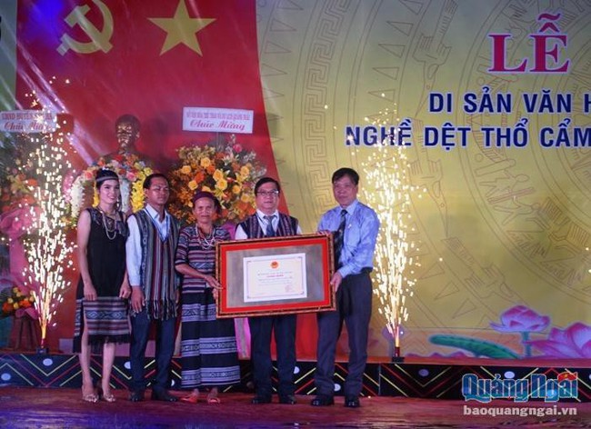 Công bố Di sản văn hóa phi vật thể quốc gia- Nghề dệt thổ cẩm truyền thống của người Hrê - Ảnh 1.