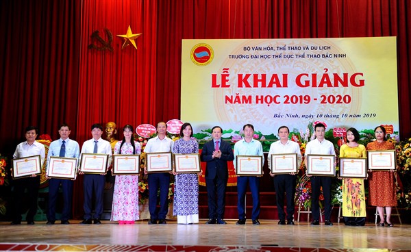 Thứ trưởng Tạ Quang Đông dự lễ Khai giảng năm học mới tại Trường Đại học TDTT Bắc Ninh  - Ảnh 3.