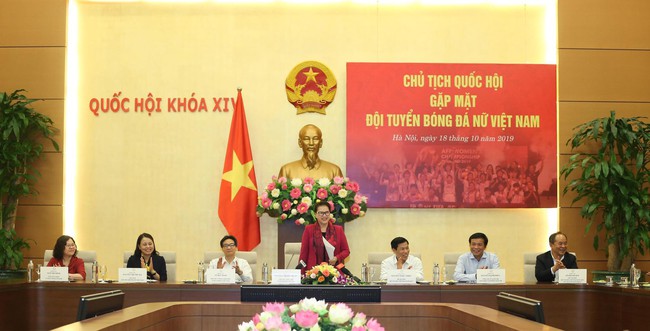Chủ tịch Quốc hội Nguyễn Thị Kim Ngân gặp mặt đội tuyển bóng đá nữ Việt Nam - Ảnh 1.