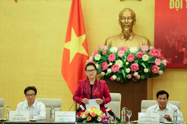 Chủ tịch Quốc hội Nguyễn Thị Kim Ngân gặp mặt đội tuyển bóng đá nữ Việt Nam - Ảnh 2.