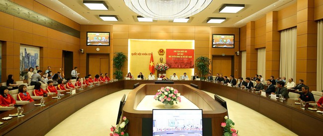 Chủ tịch Quốc hội Nguyễn Thị Kim Ngân gặp mặt đội tuyển bóng đá nữ Việt Nam - Ảnh 3.