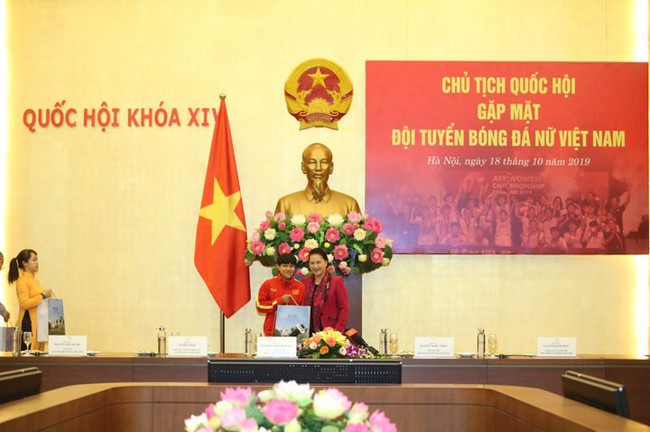 Chủ tịch Quốc hội Nguyễn Thị Kim Ngân gặp mặt đội tuyển bóng đá nữ Việt Nam - Ảnh 4.