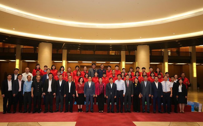 Chủ tịch Quốc hội Nguyễn Thị Kim Ngân gặp mặt đội tuyển bóng đá nữ Việt Nam - Ảnh 5.