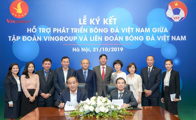 Ký kết thỏa thuận hợp tác chiến lược hỗ trợ phát triển bóng đá Việt Nam - Ảnh 1.