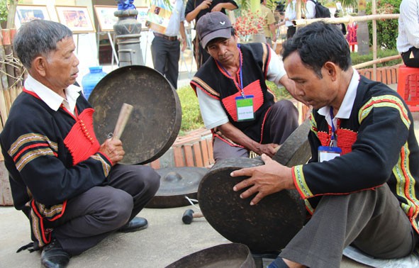 Truyền dạy đánh chiêng và nhạc cụ dân tộc - Ảnh 1.
