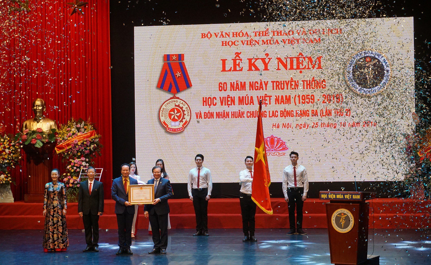 Thứ trưởng Tạ Quang Đông: Nhà trường vừa là trung tâm giáo dục, vừa là trung tâm văn hóa, có môi trường dân chủ, nhân ái - Ảnh 2.