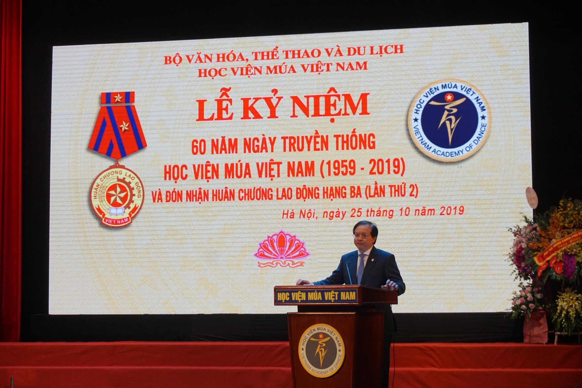 Thứ trưởng Tạ Quang Đông: Nhà trường vừa là trung tâm giáo dục, vừa là trung tâm văn hóa, có môi trường dân chủ, nhân ái - Ảnh 1.