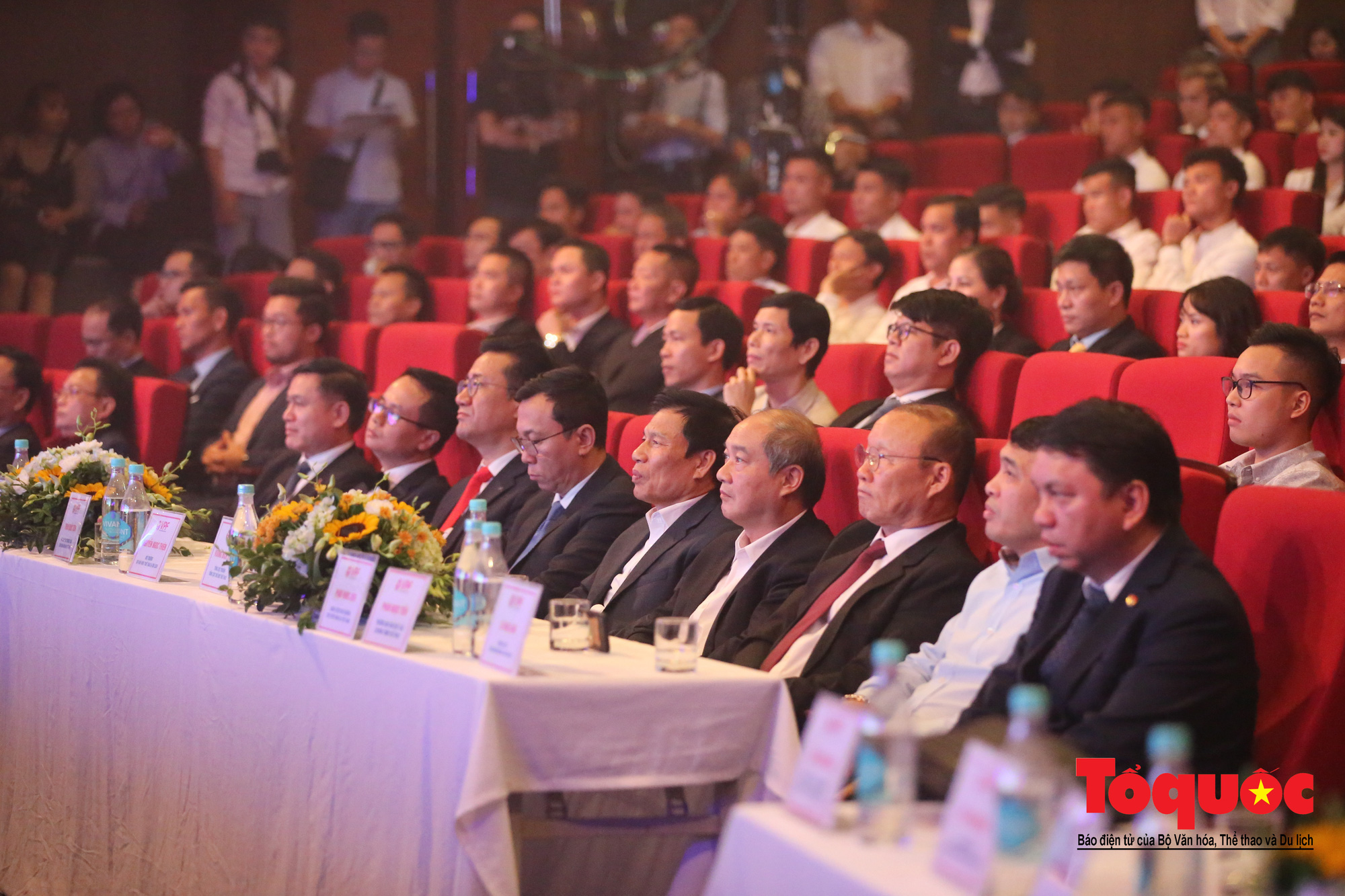 Bộ trưởng Nguyễn Ngọc Thiện trao Cup vô địch V.League cho CLB Hà Nội - Ảnh 2.