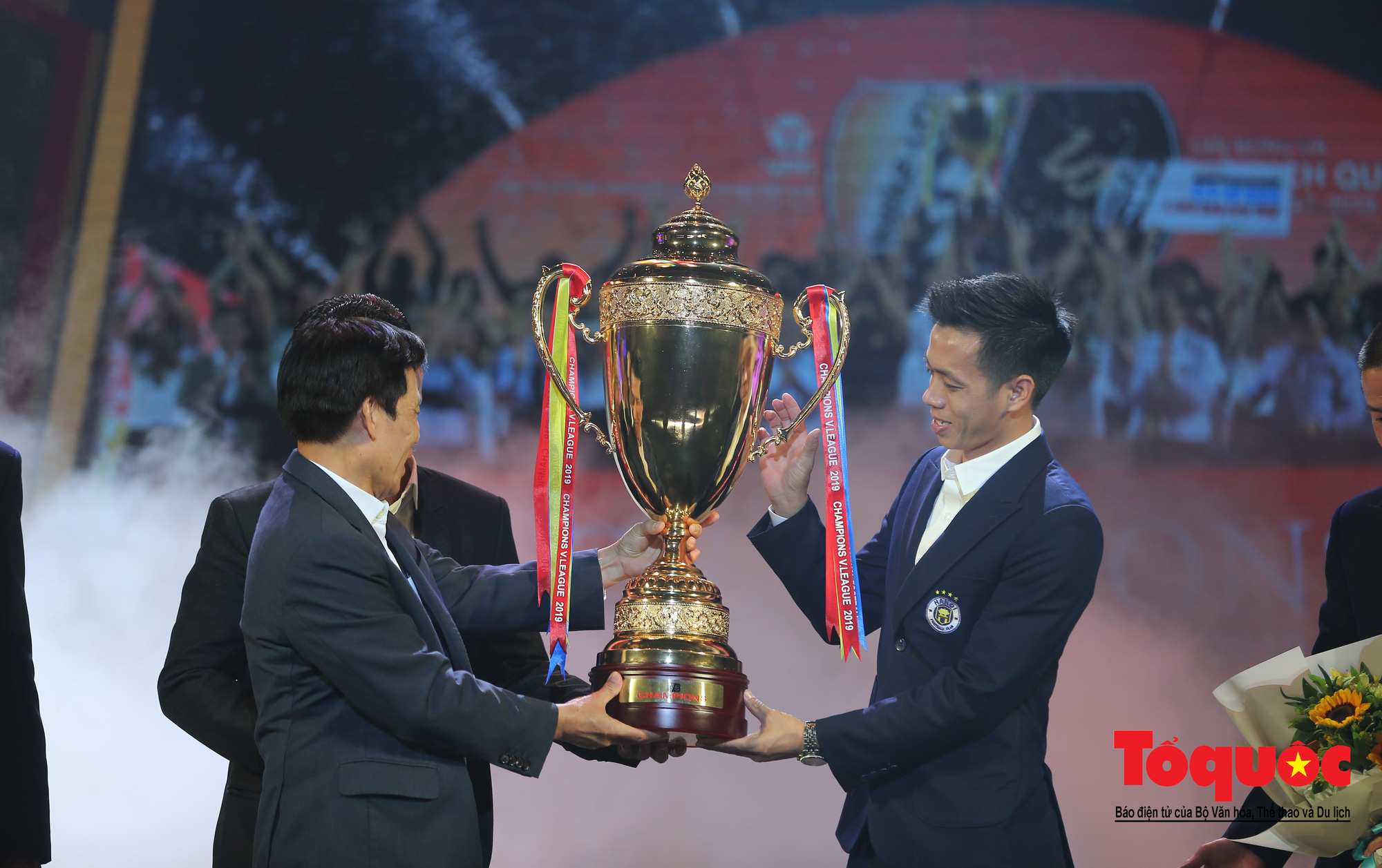 Bộ trưởng Nguyễn Ngọc Thiện trao Cup vô địch V.League cho CLB Hà Nội - Ảnh 5.