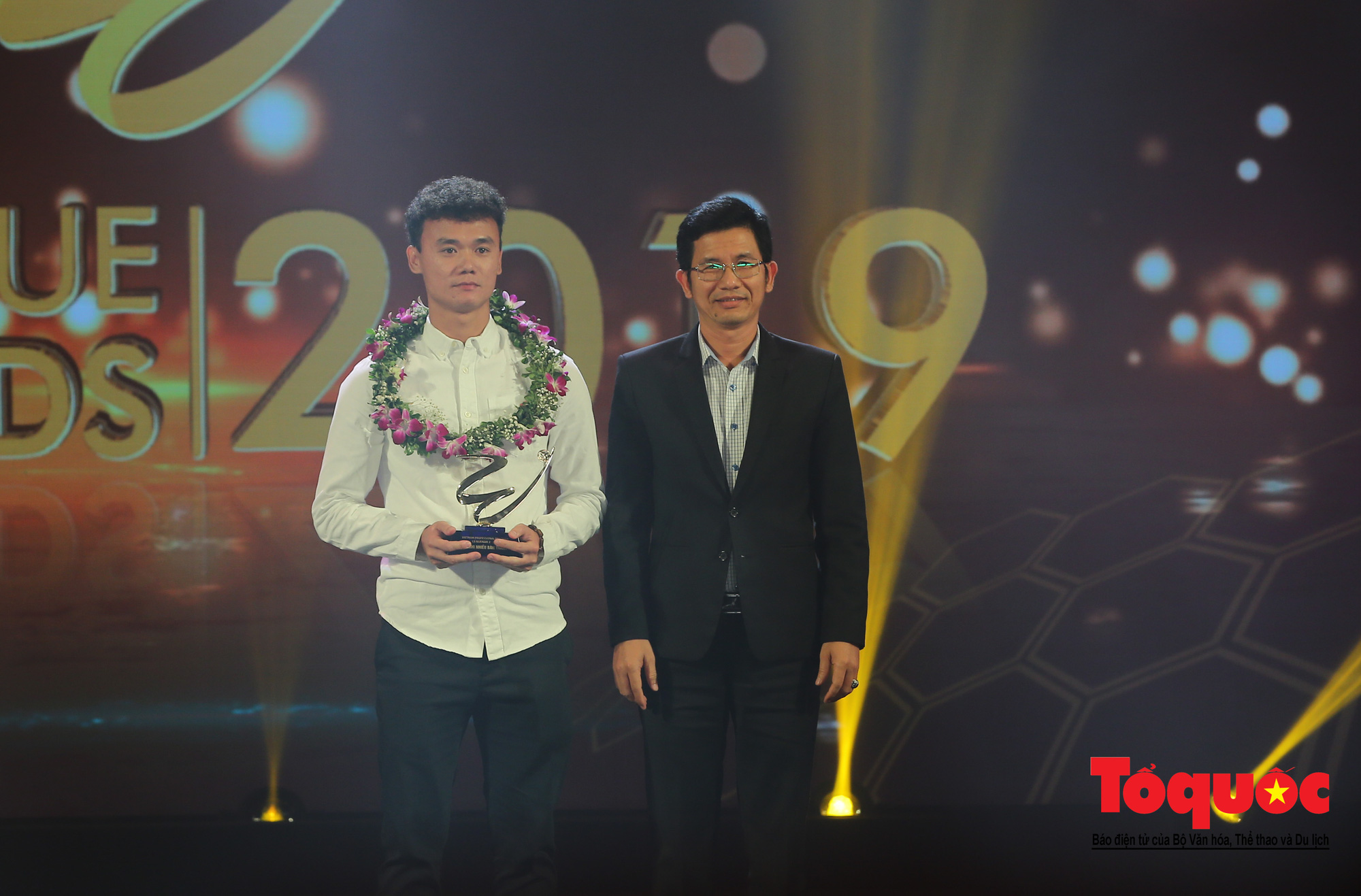 Bộ trưởng Nguyễn Ngọc Thiện trao Cup vô địch V.League cho CLB Hà Nội - Ảnh 10.