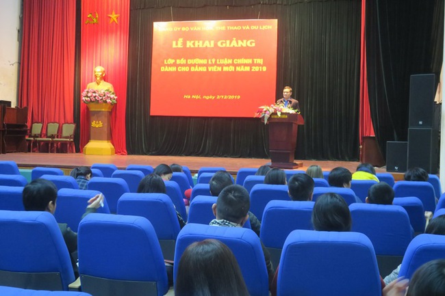 Khai giảng lớp bồi dưỡng lý luận chính trị dành cho đảng viên mới - Ảnh 2.