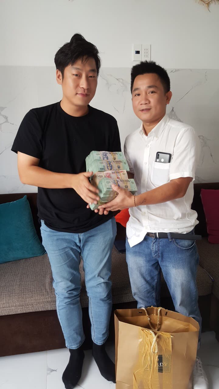 Khen thưởng chủ quán ăn ở Hội An giữ và trả hơn 1,6 tỷ đồng cho du khách Hàn Quốc - Ảnh 1.