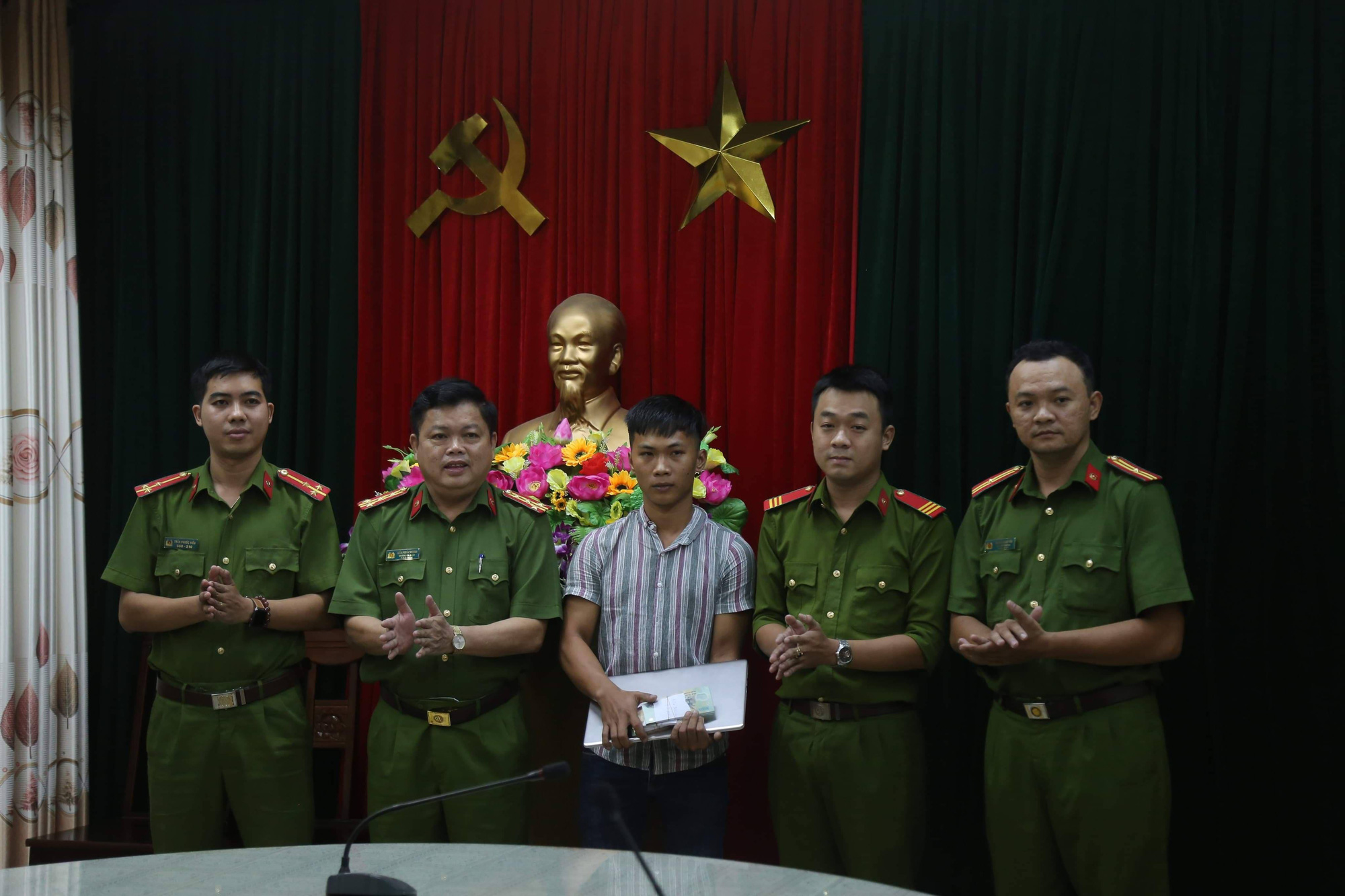 Công an trả lại tài sản hơn 75 triệu đồng cho nam thanh niên - Ảnh 1.