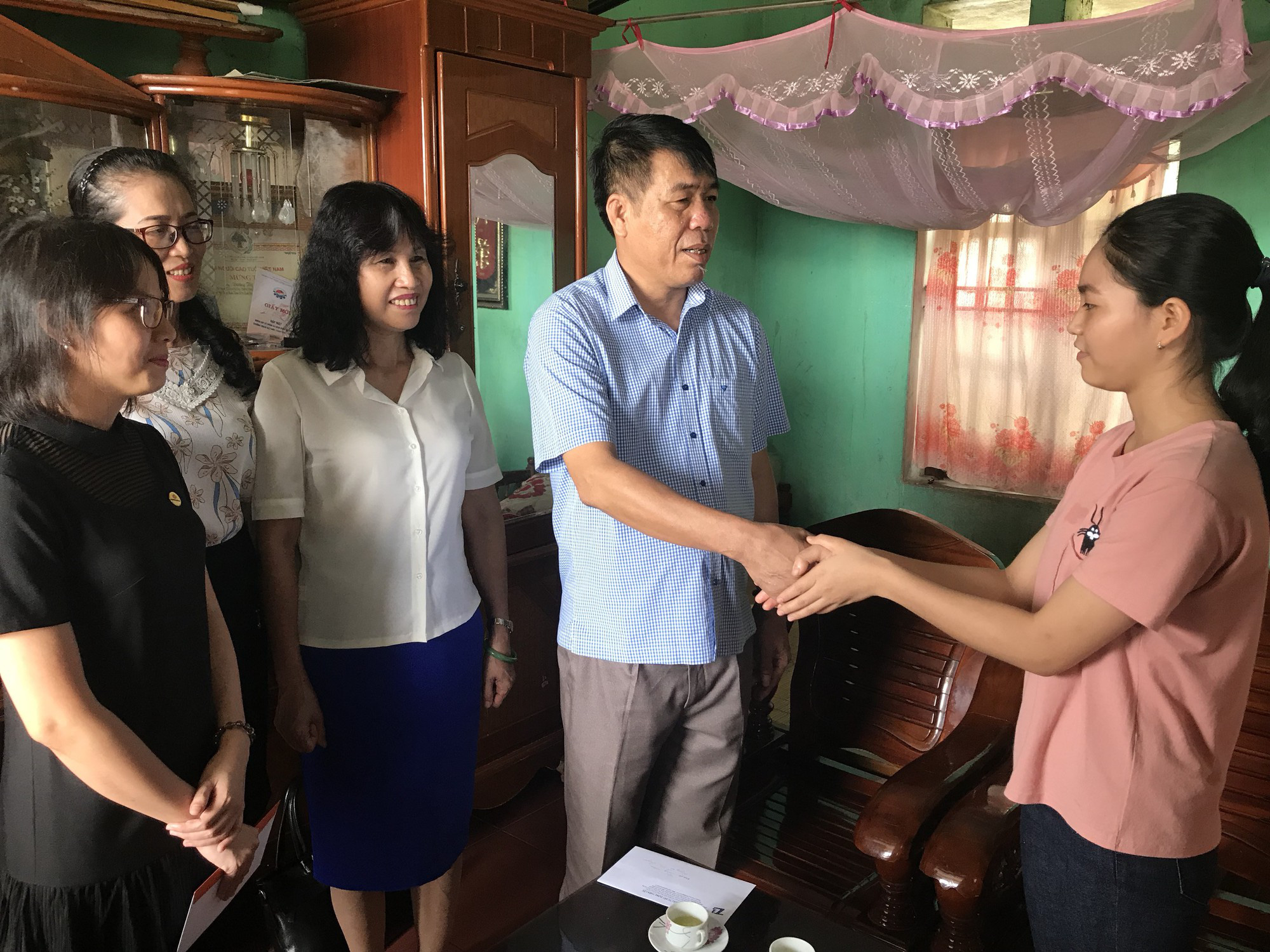 trao học bổng học sinh nghèo tại vùng dự án