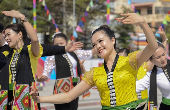 Điện Biên tổ chức kiểm kê 02 di sản nghệ thuật Xòe Thái và Then Thái  - Ảnh 2.
