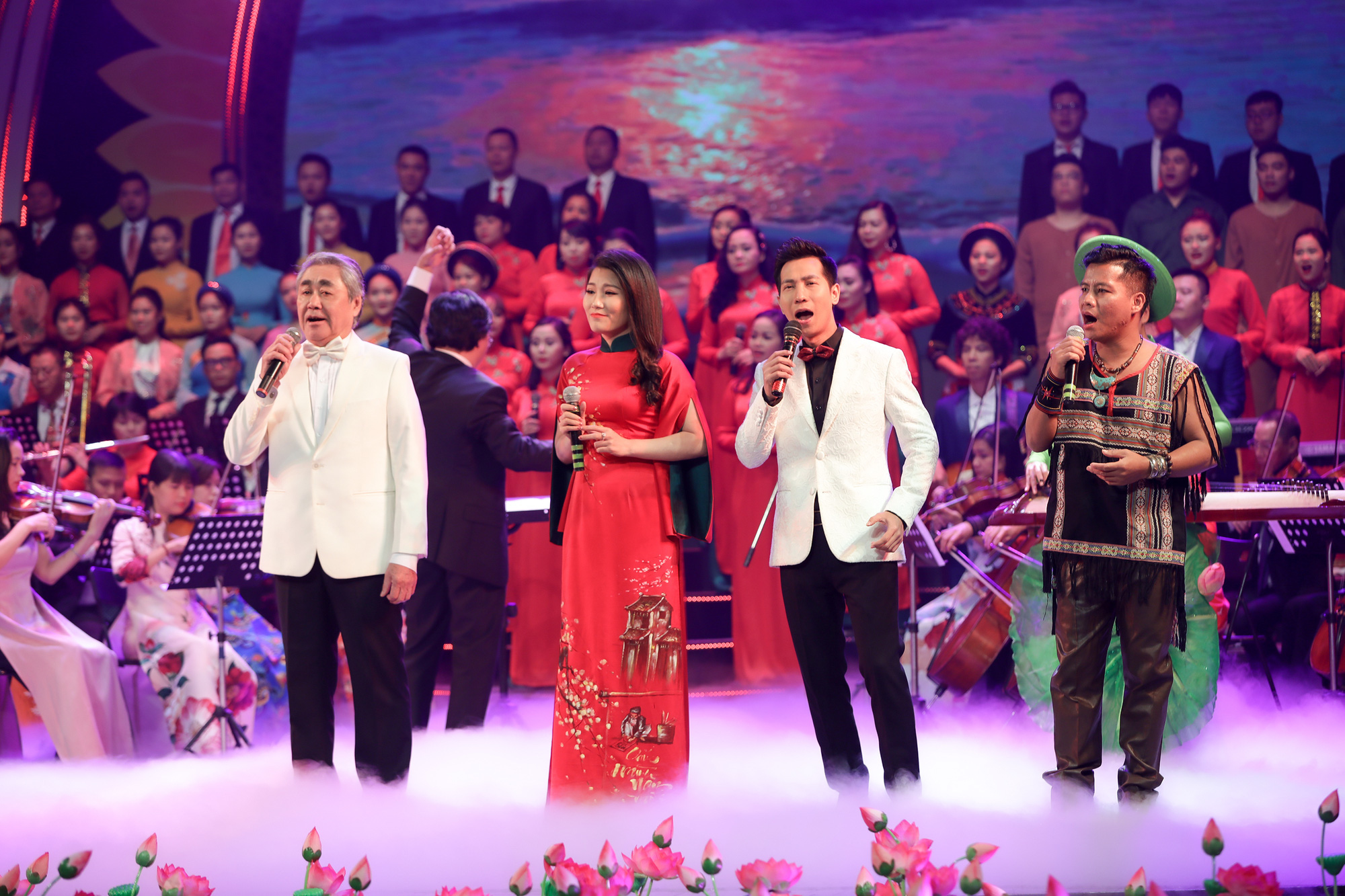 Hào hùng và nhiều cảm xúc trong chương trình nghệ thuật đặc biệt chào mừng Kỷ niệm 90 năm Ngày thành lập Đảng Cộng sản Việt Nam - Ảnh 6.