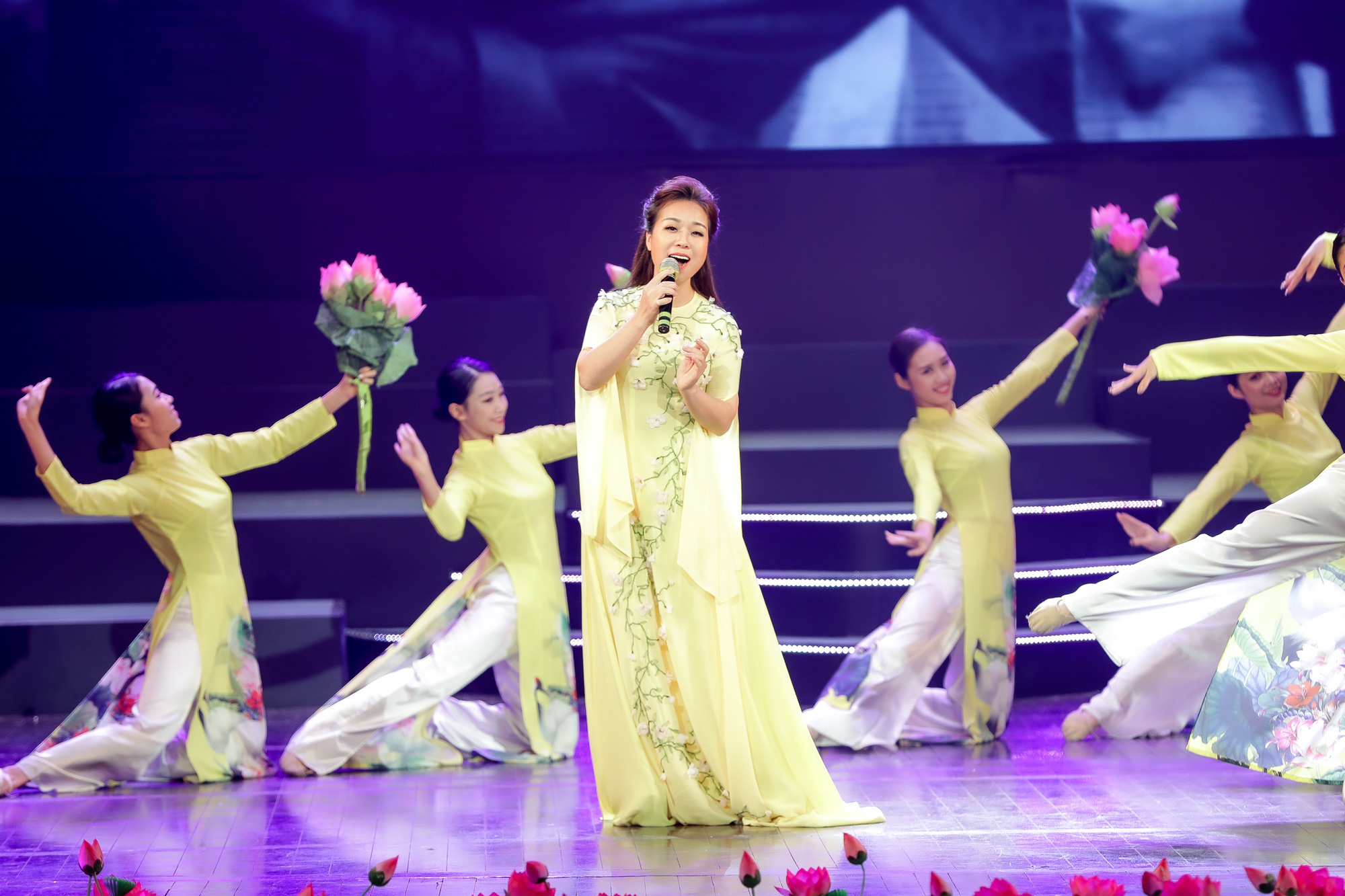 Hào hùng và nhiều cảm xúc trong chương trình nghệ thuật đặc biệt chào mừng Kỷ niệm 90 năm Ngày thành lập Đảng Cộng sản Việt Nam - Ảnh 4.