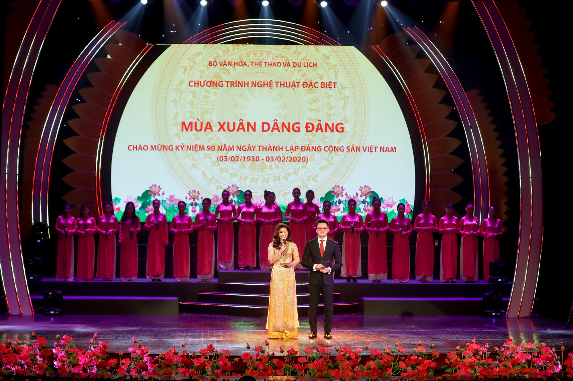 Hào hùng và nhiều cảm xúc trong chương trình nghệ thuật đặc biệt chào mừng Kỷ niệm 90 năm Ngày thành lập Đảng Cộng sản Việt Nam - Ảnh 6.